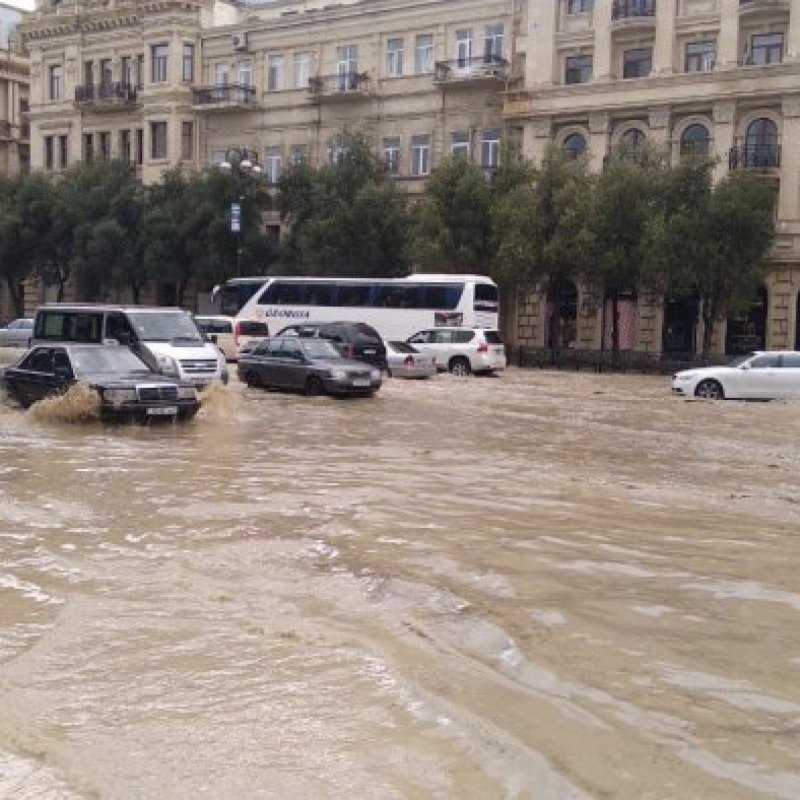 Kanalizasiya yox, sistem problemi: Bakı niyə hər il su altında qalır?