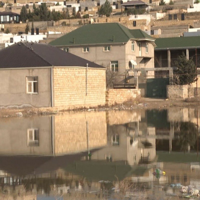 Masazırda maklerlər gölü dolduraraq sakinlərin "evini yıxır"