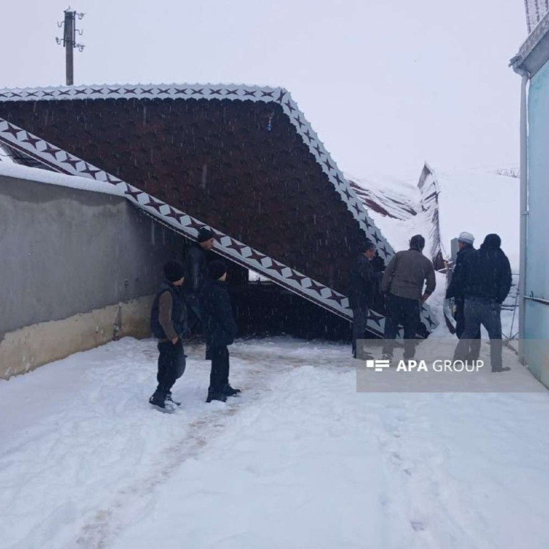 Güclü qar dağıntıya səbəb oldu – Talvar çökdü, iki avtomobil altında qaldı – FOTO