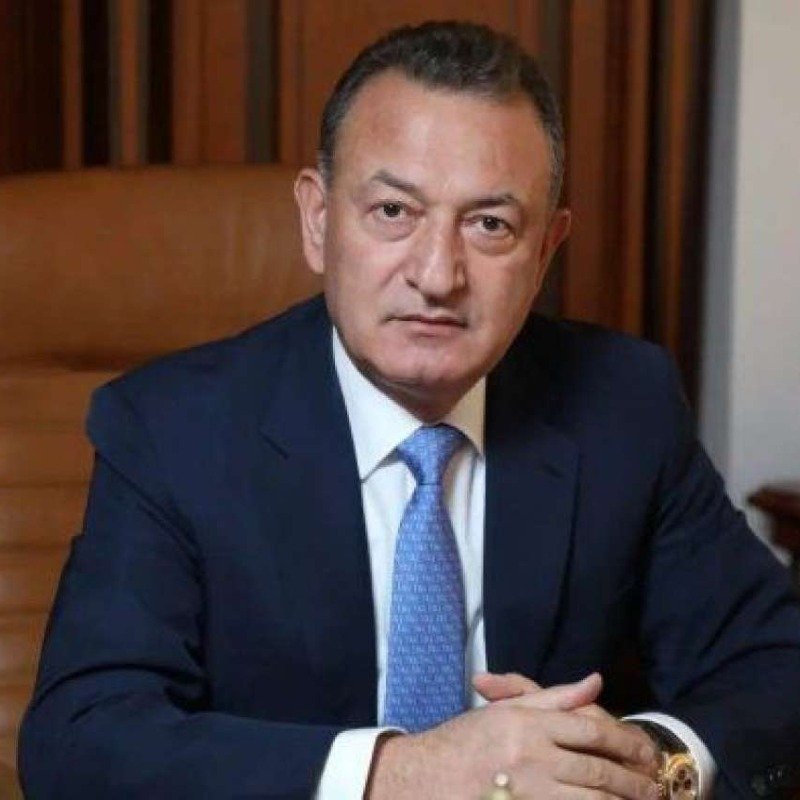 Azərbaycanda məşhur iş adamı villasına mebel alıb, amma pulunu ödəmir