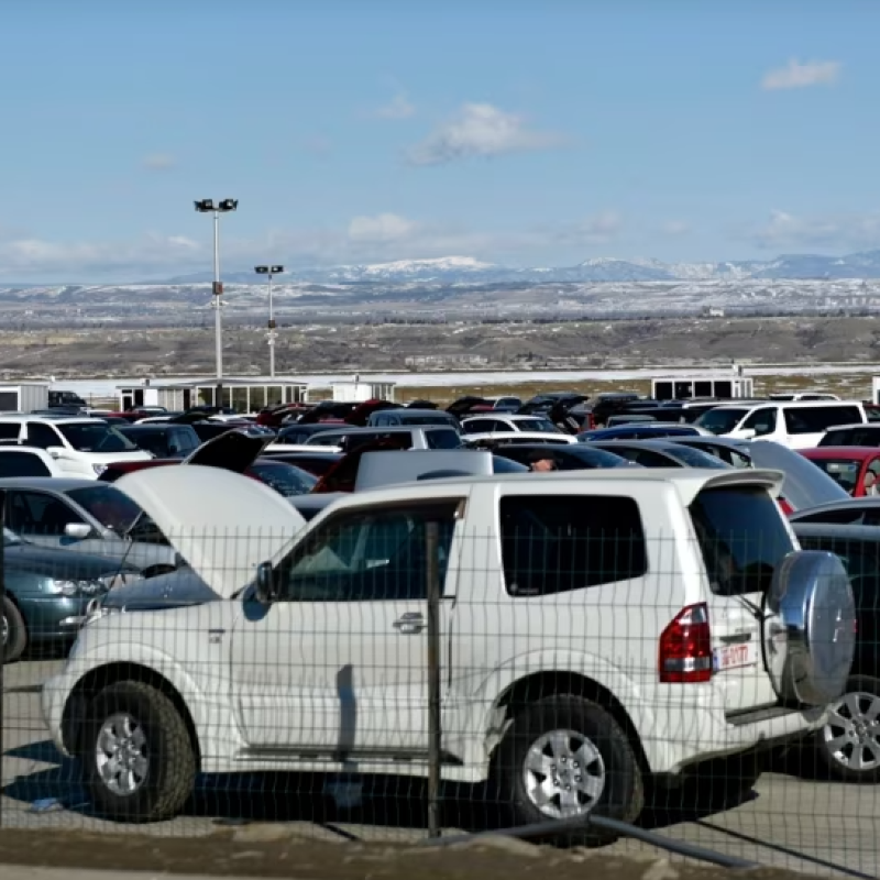 Avtomobil bazarında gözlənilməz dönüş: Maşınlar təcili satılır, qiymətlər enir