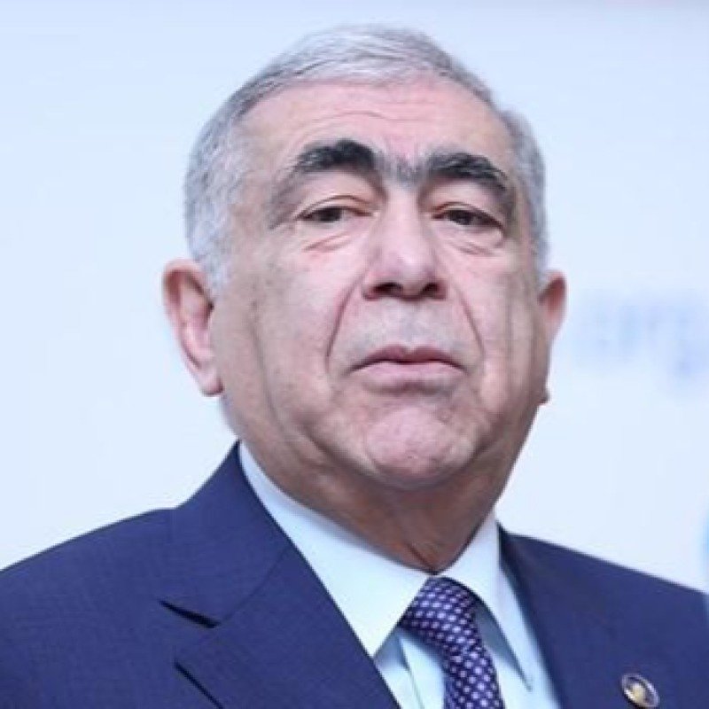 57 yaşında hüquqşünas diplomu alan məmurun “uzaqgörənliyi”