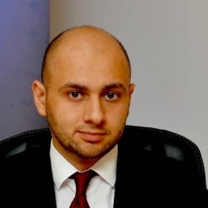 Elxan Əzizov işçiləri çıxarır - Nə baş verir?