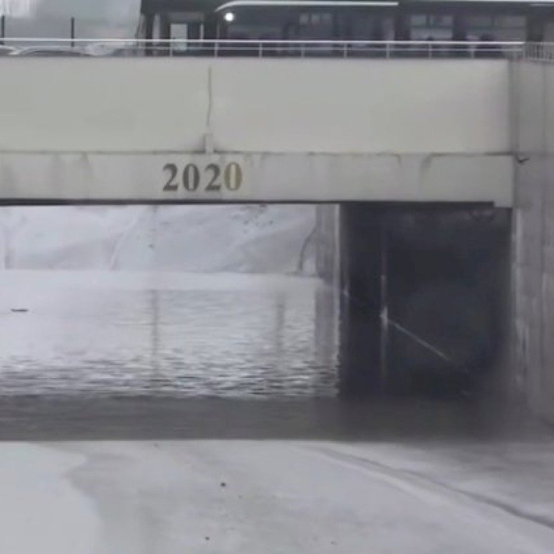 Hər dəfə suyla dolan körpünün indi də asfalt hissəsi çökdü