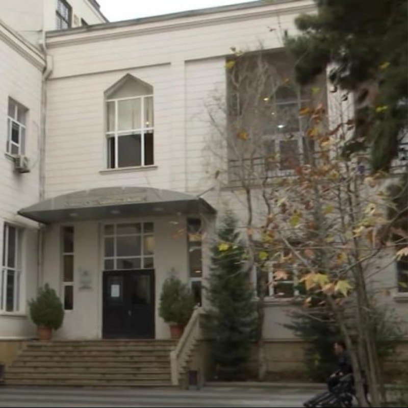 Kollecdə qalmaqal: Direktorla mübahisədən sonra işçi özünə xəsarət yetirdi 