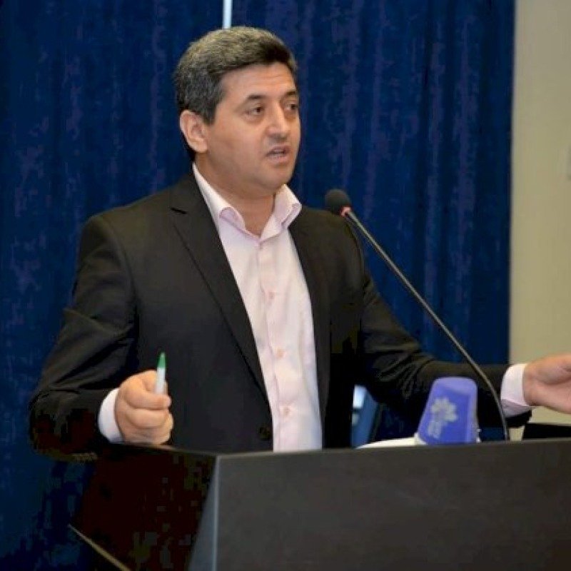 Keçmiş məmur dələduzluqda ittiham olunur: “Nə evdən çıxır, nə də pulumuzu verir”
