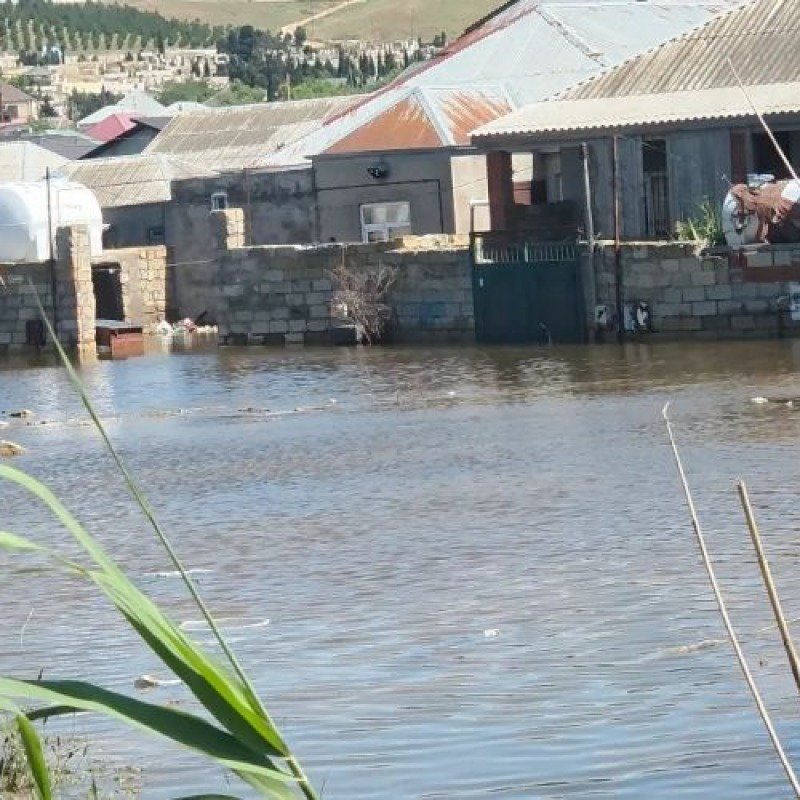 Gölün bəndi yarıldı, 100-dən çox evi su basdı